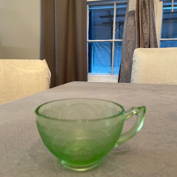 1930’s green horseshoe design depression glass - Picture 3 of 3